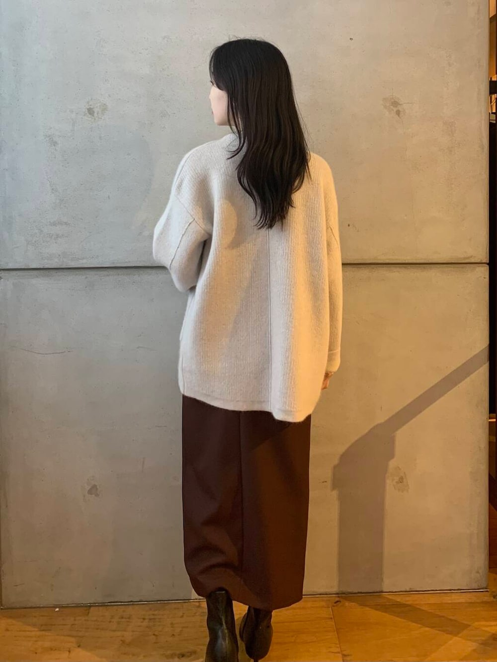 ブラック系のブーツ、グレー系のカーディガン/ボレロ、ホワイト系のシャツ/ブラウスを着用したレディースの秋コーディネートの8枚目の写真