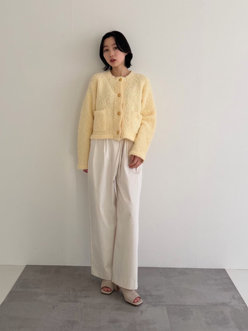 ホワイト系のその他パンツ、イエロー系のカーディガン/ボレロを着用したレディースの冬コーディネートの2枚目の写真