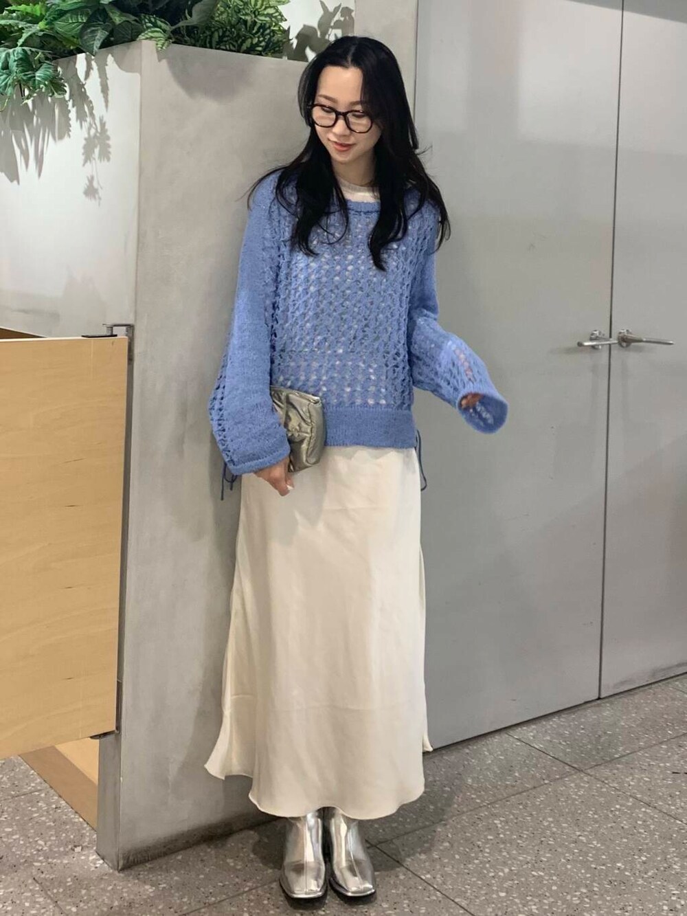 ホワイト系のスカート、シルバー系のショルダーバッグ、ホワイト系のTシャツ/カットソーを着用したレディースの冬コーディネートの4枚目の写真