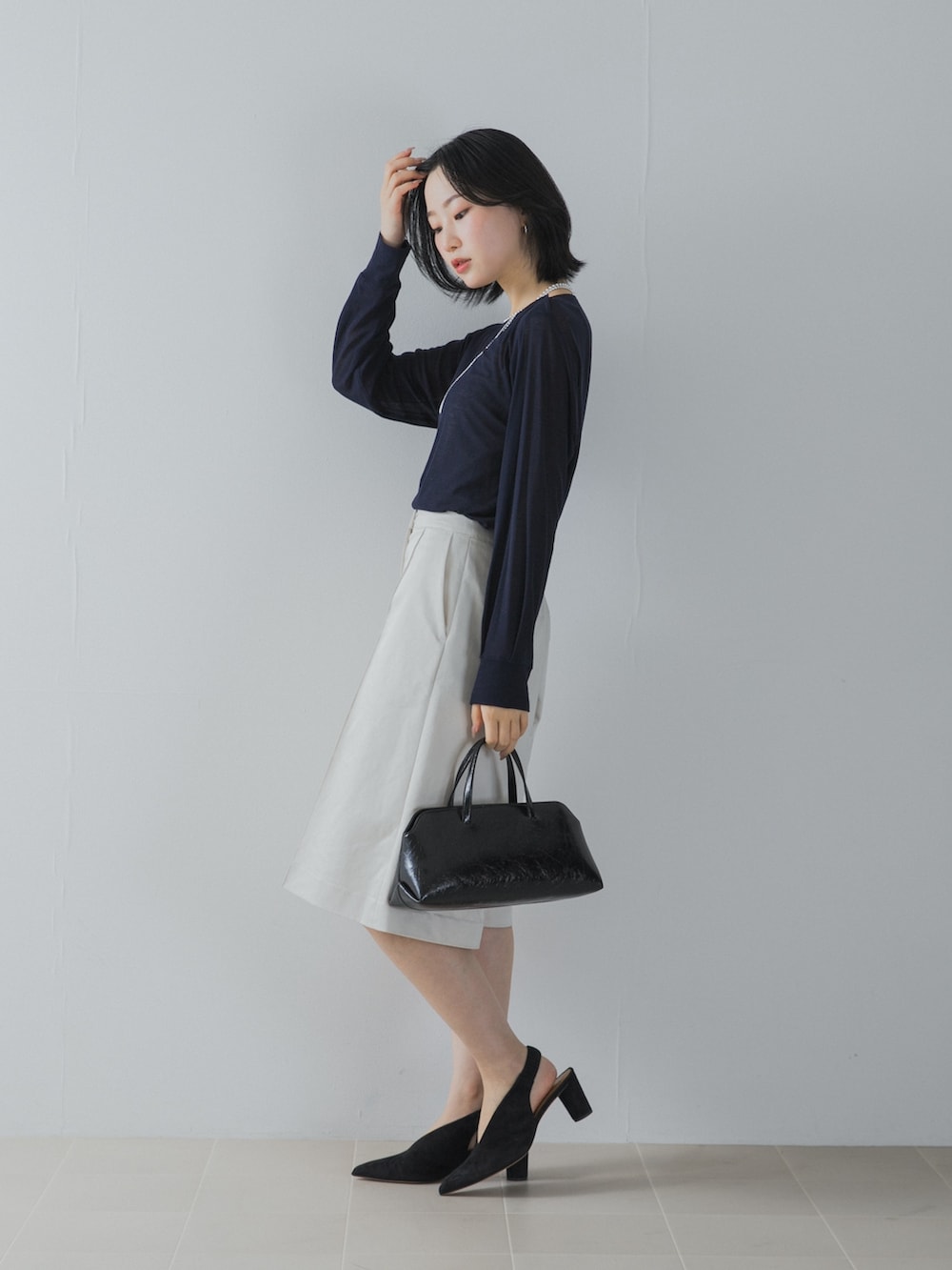 ホワイト系のその他パンツ、ブルー系のTシャツ/カットソー、ブラック系のその他シューズを着用したレディースの夏コーディネートの4枚目の写真