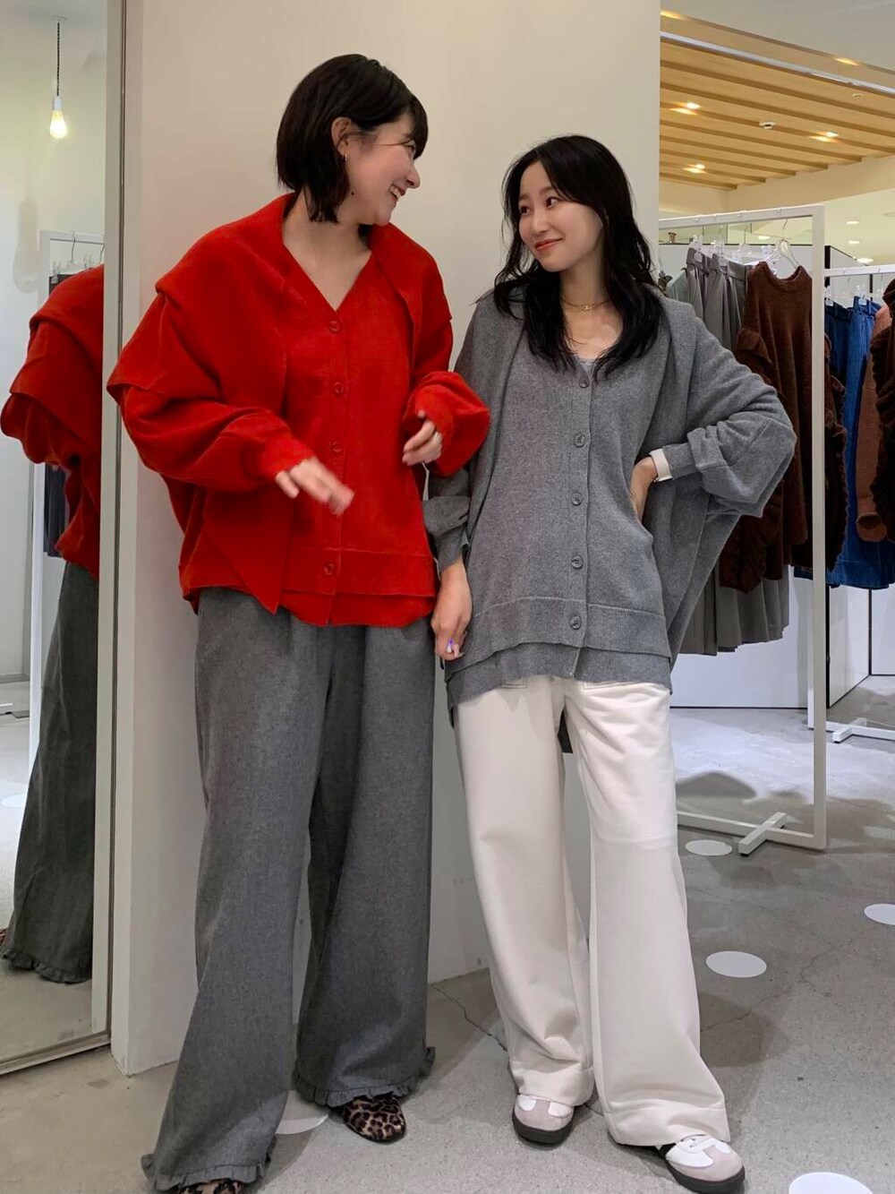 ホワイト系のその他パンツ、グレー系のその他パンツ、ブラウン系のその他パンツを着用したレディースの秋コーディネートの6枚目の写真
