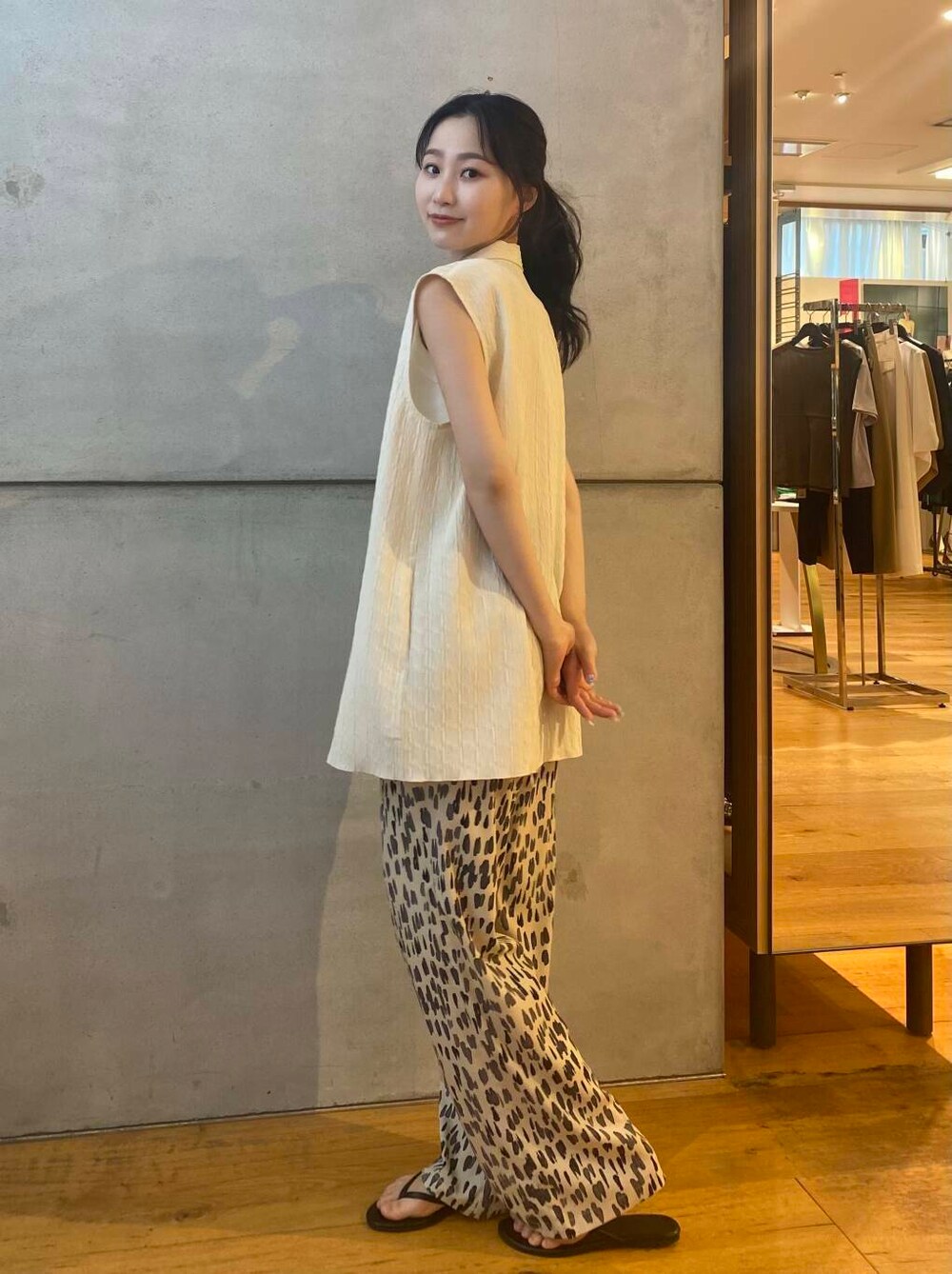 ブラック系のサンダル、ホワイト系のシャツ/ブラウス、ホワイト系のその他パンツを着用したレディースの夏コーディネートの5枚目の写真