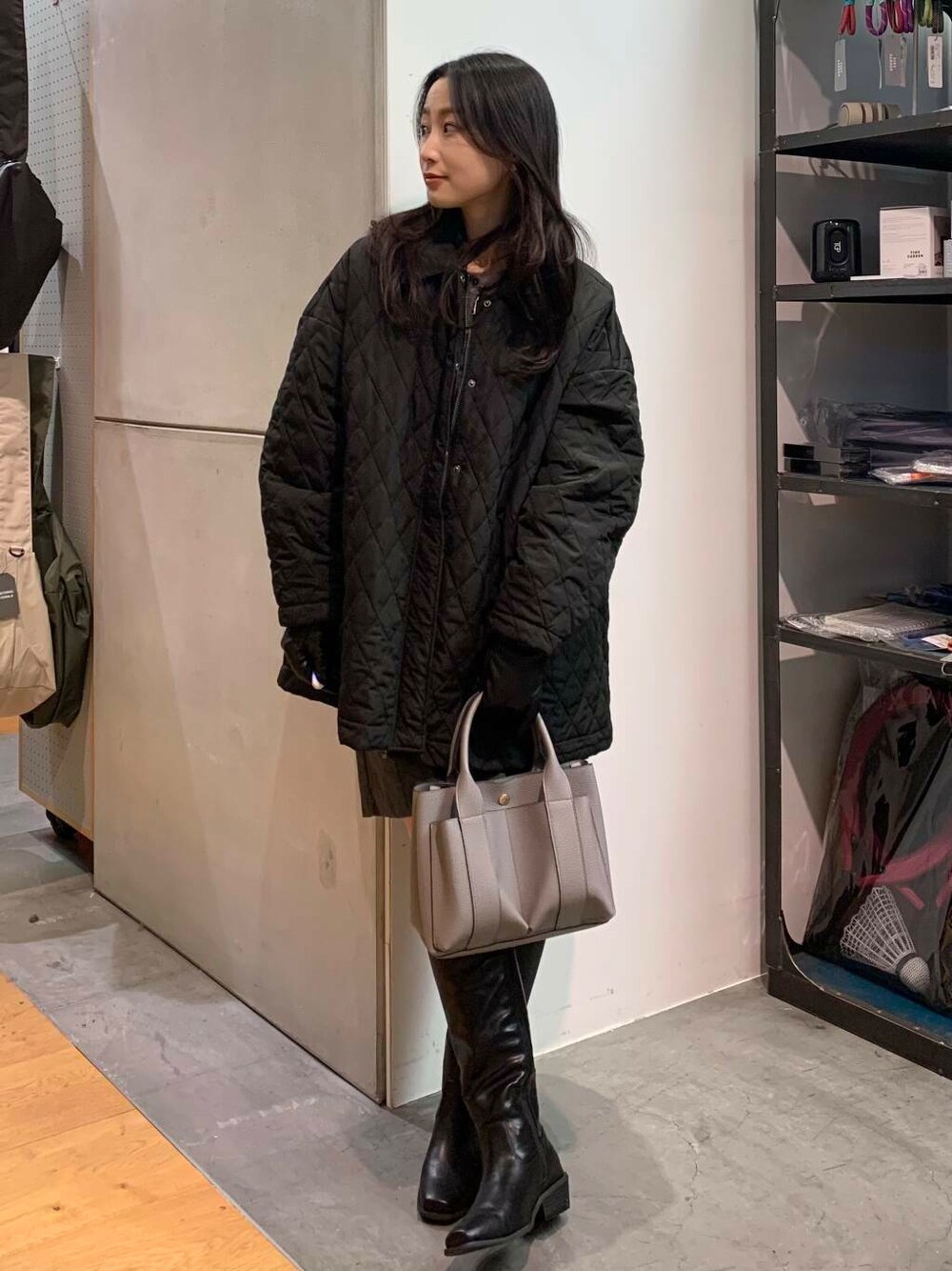 ブラック系のブーツ、グレー系のその他パンツ、グレー系のカーディガン/ボレロを着用したレディースの冬コーディネートの4枚目の写真