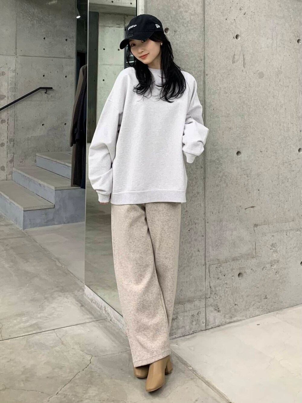 ベージュ系のブーツ、ベージュ系のその他パンツ、グレー系のスウェットを着用したレディースの冬コーディネートの3枚目の写真