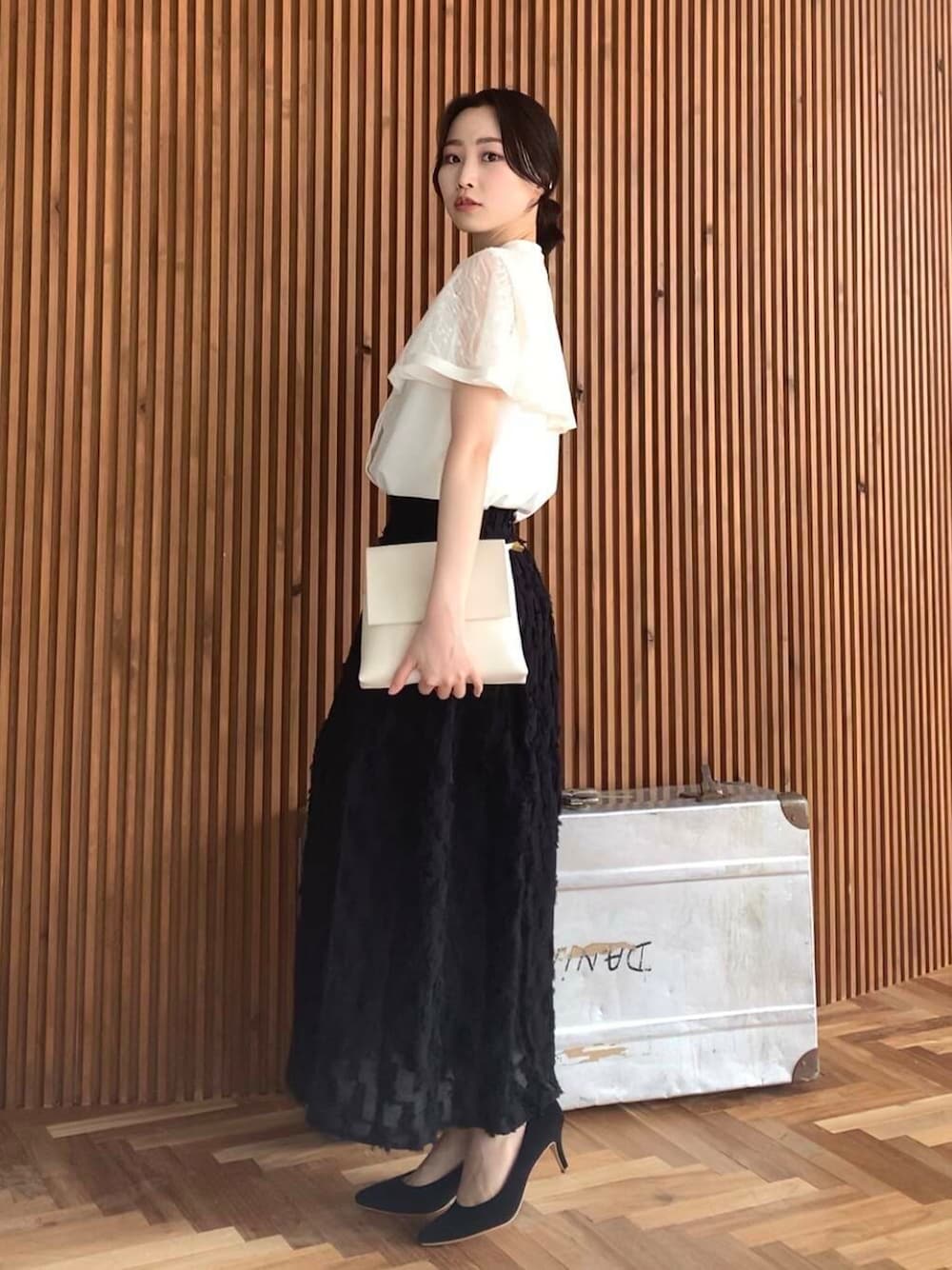 「スカート、オケージョン、休日コーデ、休日スタイル、ROSSO、ブルベ夏、骨格ウェーブ、キレイめスタイル、ウォッシャブル素材、ブルベ夏×骨格ウェーブ、sip2412、万能ブラウスコーデ」｜「URBAN RESEARCH ROSSO WOMENの『MADE IN JAPAN』オリジナルスウェードパンプス（パンプス、ブラック系）」を使った、美波さん（レディース・158cm）の夏コーディネートの2枚目の写真