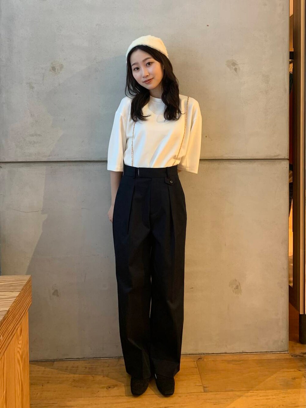 ブラック系のローファー、ホワイト系のTシャツ/カットソー、ベージュ系のチノパンツを着用したレディースの夏コーディネートの3枚目の写真