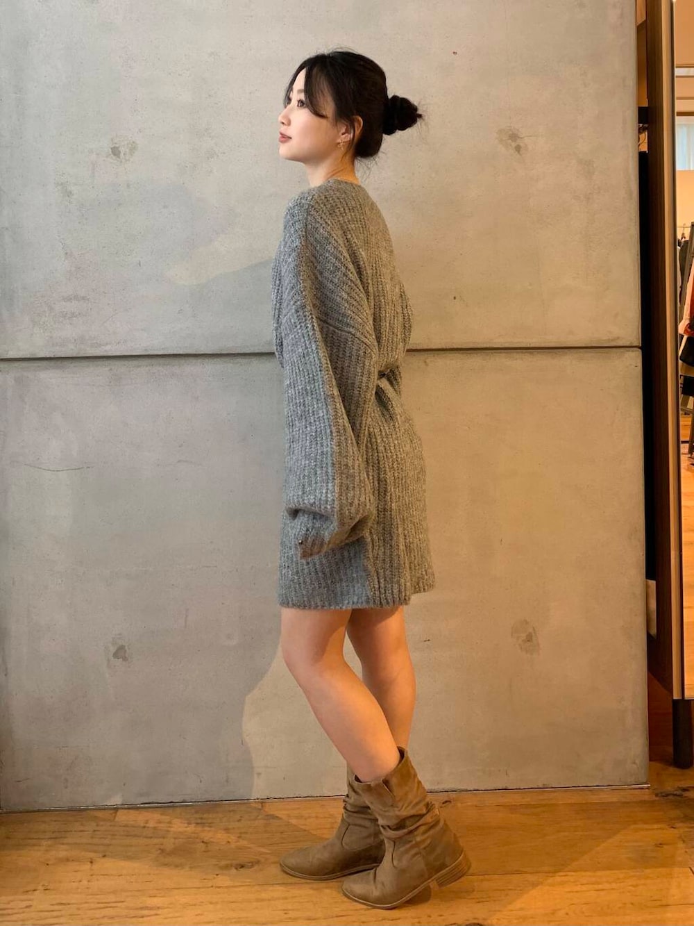 グレー系のワンピース、ブラック系のベルトを着用したレディースの秋コーディネートの6枚目の写真