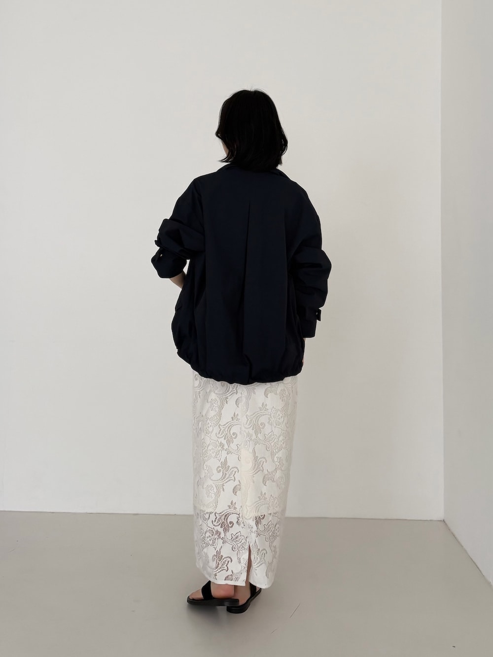 ホワイト系のスカート、ブルー系のその他アウターを着用したレディースの冬コーディネートの5枚目の写真