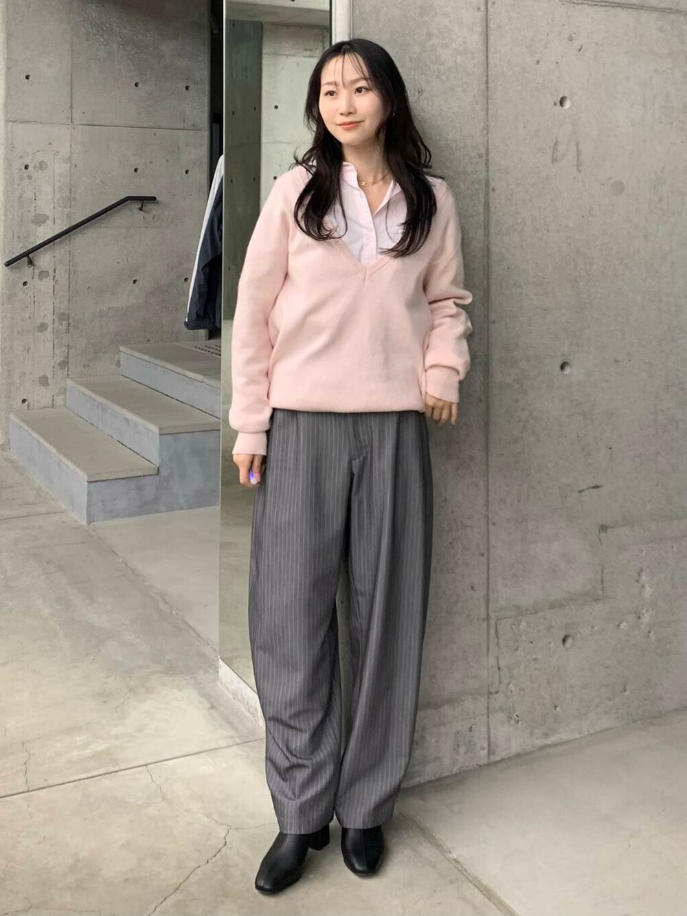 ブラック系のブーツ、ピンク系のシャツ/ブラウス、ピンク系のチュニックを着用したレディースの冬コーディネートの5枚目の写真