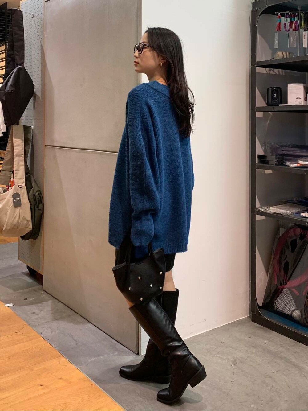 ブラック系のブーツ、ブラック系のその他パンツ、ブラック系のその他アウターを着用したレディースの冬コーディネートの4枚目の写真