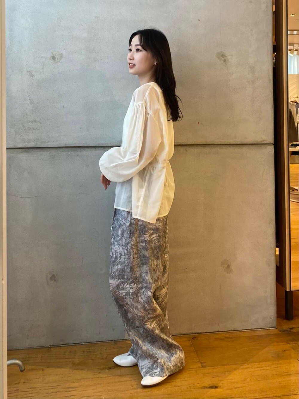 ホワイト系のパンプス、ベージュ系のその他パンツ、ホワイト系のシャツ/ブラウスを着用したレディースの夏コーディネートの5枚目の写真