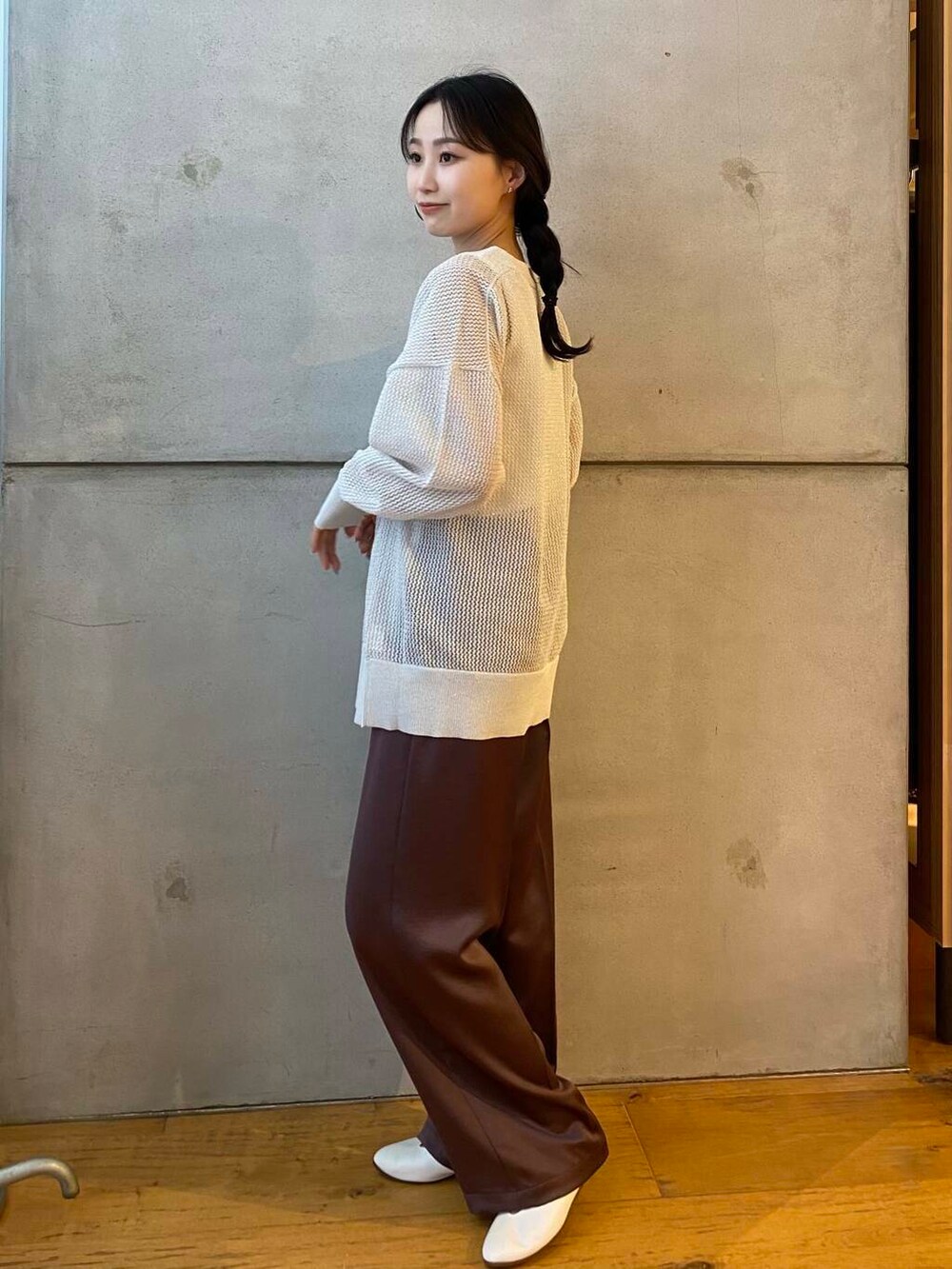 ホワイト系のタンクトップ、ホワイト系のパンプス、ブラウン系のその他パンツを着用したレディースの夏コーディネートの5枚目の写真