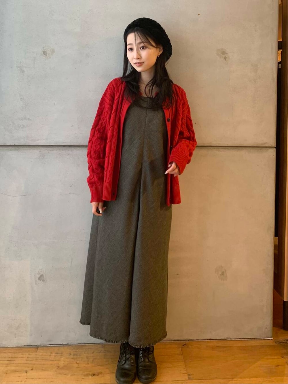 レッド系のカーディガン/ボレロ、ブラウン系のワンピース、ブラック系のハンチング/ベレー帽を着用したレディースの秋コーディネートの3枚目の写真