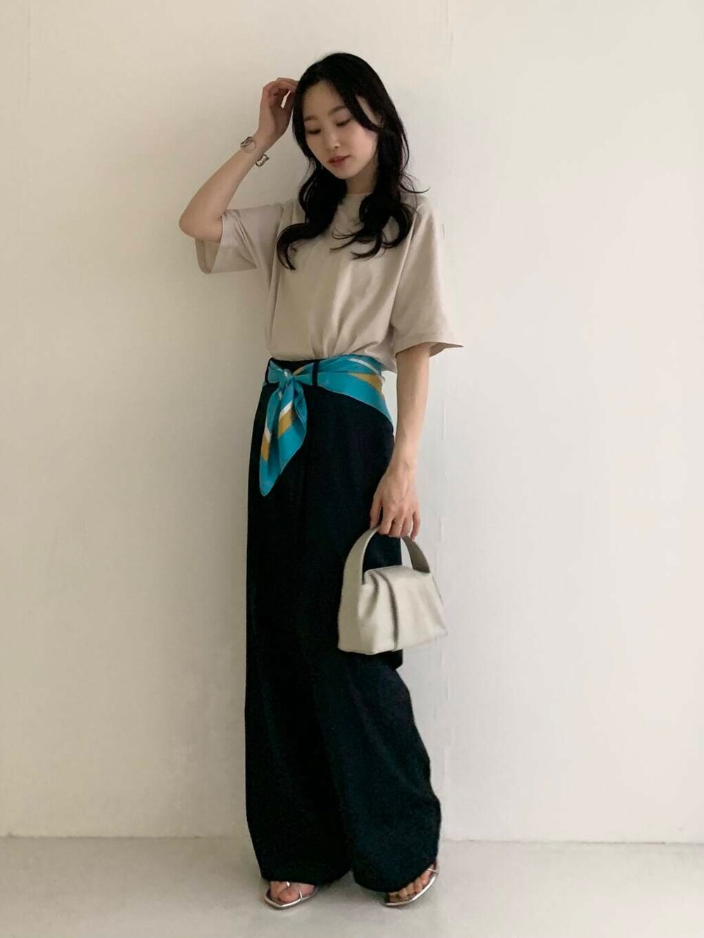 「スラックス、休日コーデ、休日スタイル、ROSSO、ブルベ夏、骨格ウェーブ、きれいめtシャツ、キレイめスタイル、テーマパークコーデ、ブルベ夏×骨格ウェーブ」｜「URBAN RESEARCH ROSSO WOMENのLUMEN　FANTINE BAG（ハンドバッグ、ホワイト系）」を使った、美波さん（レディース・158cm）の春コーディネートの2枚目の写真