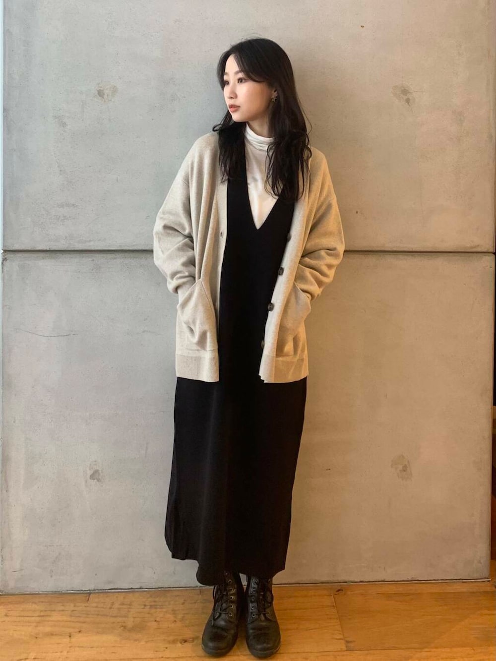 ホワイト系のTシャツ/カットソー、ベージュ系のカーディガン/ボレロ、ブラック系のワンピースを着用したレディースの秋コーディネートの2枚目の写真