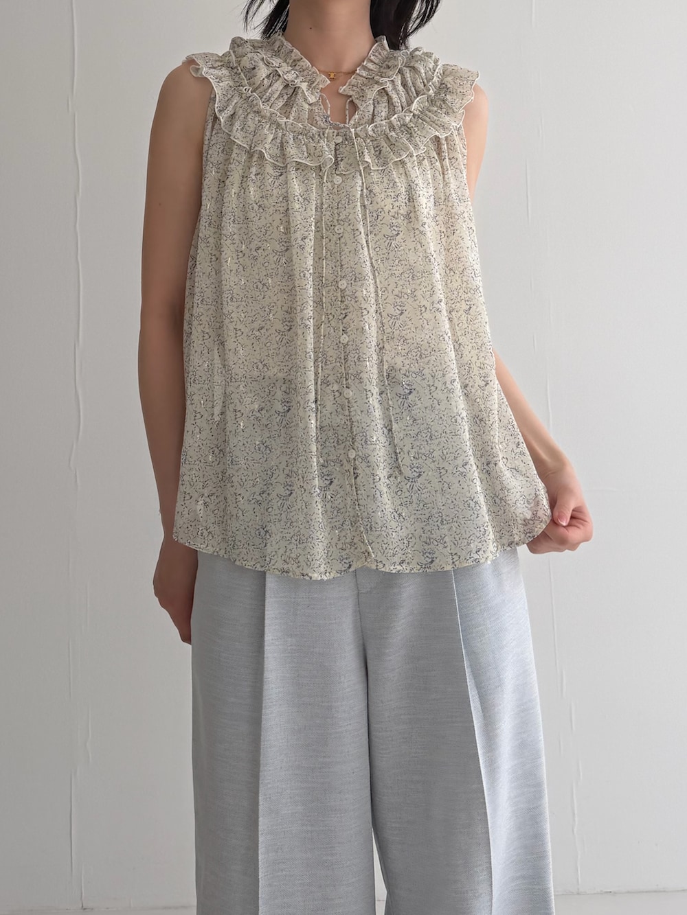 イエロー系のシャツ/ブラウス、シルバー系のパンプスを着用したレディースの春コーディネートの4枚目の写真