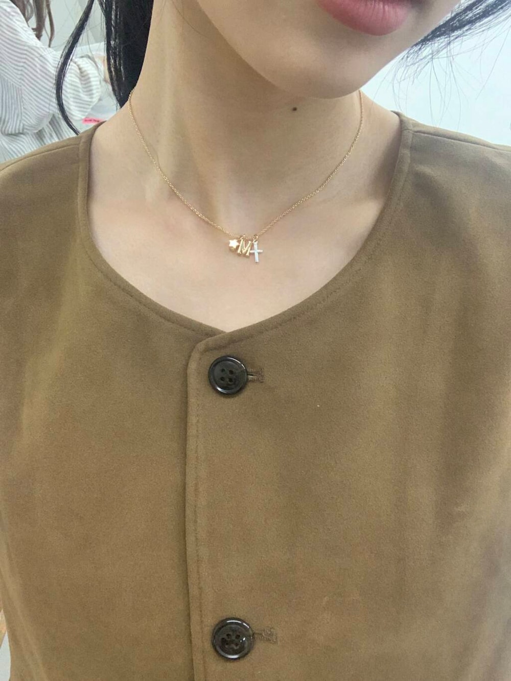 「SMELLYのアソートパターンスカーフ（バンダナ/スカーフ、オレンジ系）」を使った、美波さん（レディース・158cm）の夏コーディネートの2枚目の写真