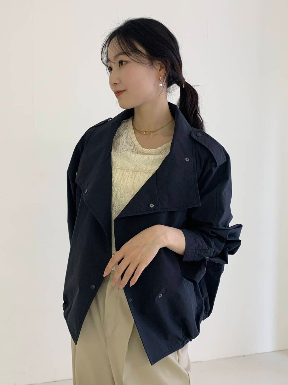 ベージュ系のその他パンツ、ホワイト系のTシャツ/カットソー、ブルー系のブルゾンを着用したレディースの春コーディネートの2枚目の写真