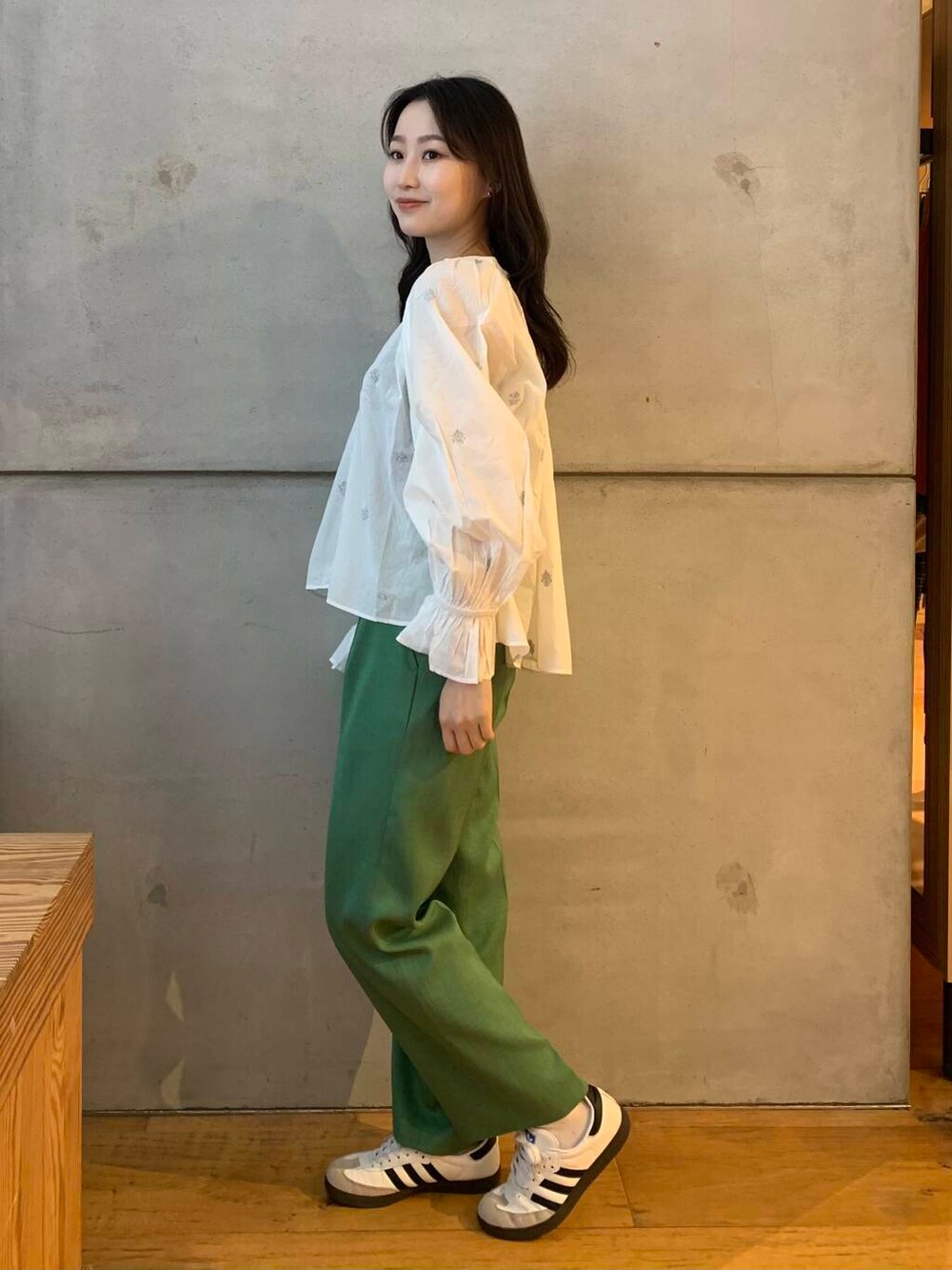 グリーン系のその他パンツ、ホワイト系のシャツ/ブラウス、ホワイト系のスニーカーを着用したレディースの秋コーディネートの5枚目の写真