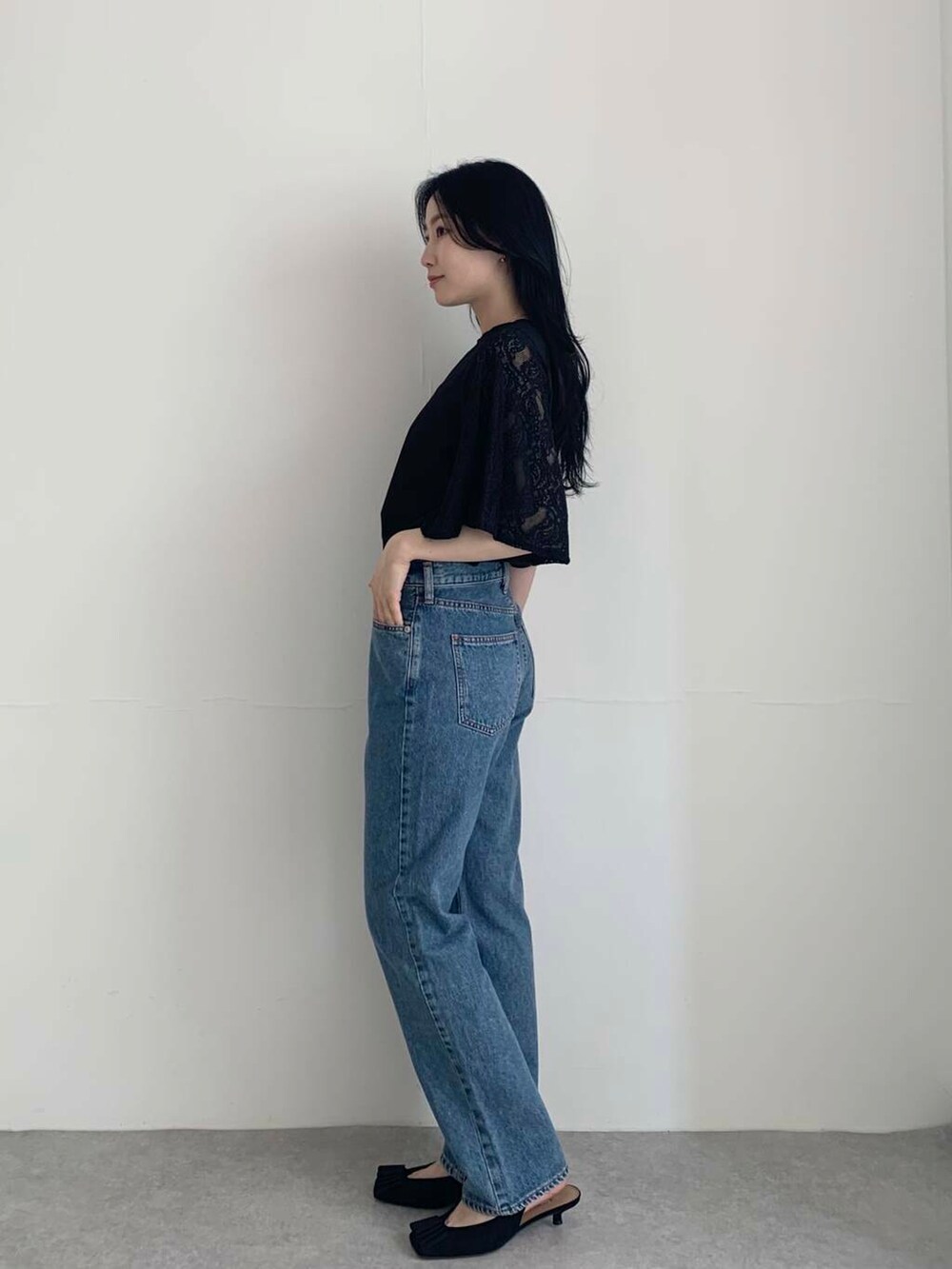 ブラック系のTシャツ/カットソー、ブルー系のデニムパンツを着用したレディースの夏コーディネートの3枚目の写真