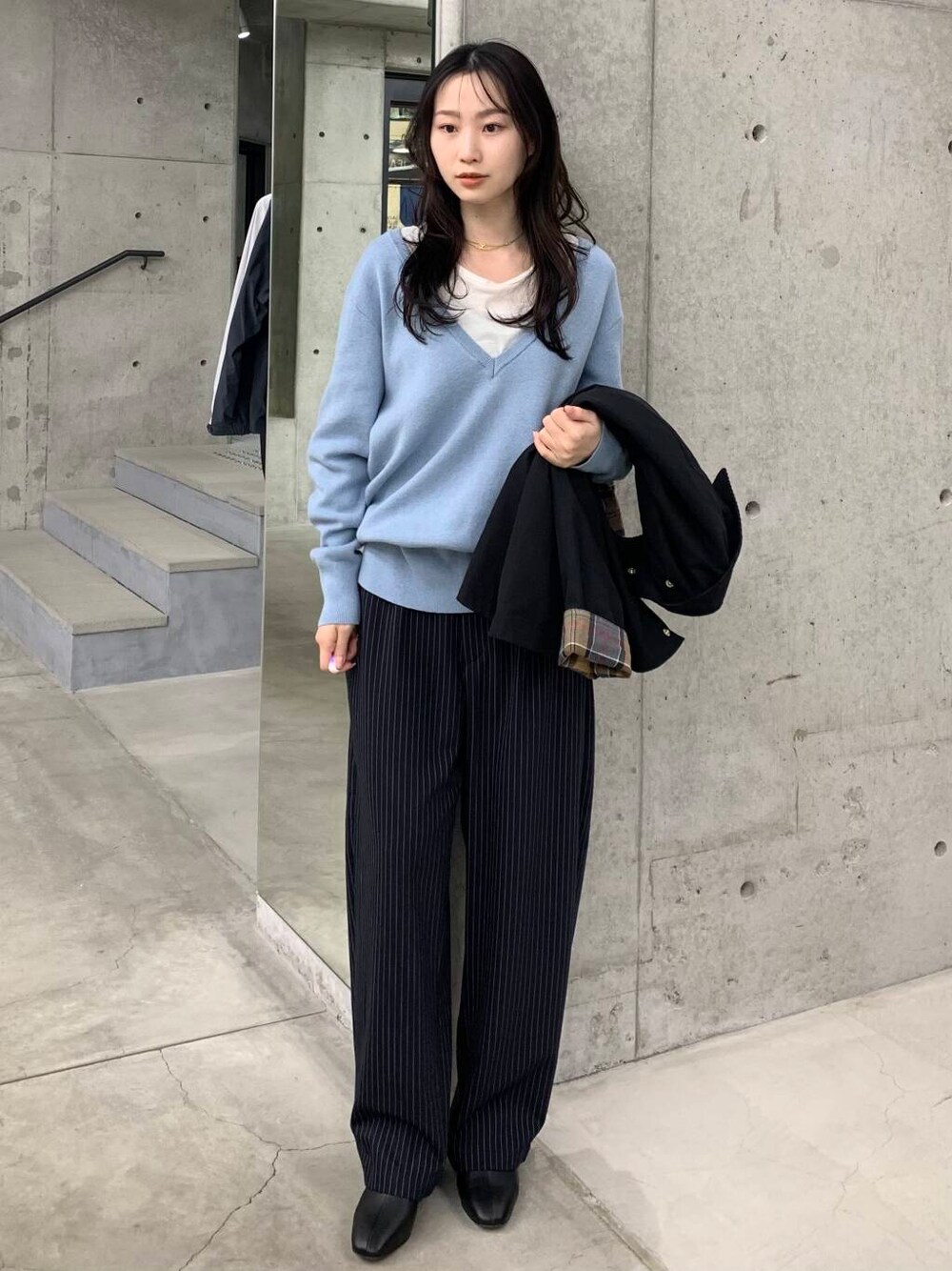 ブラック系のブーツ、ホワイト系のTシャツ/カットソー、ブルー系のチュニックを着用したレディースの冬コーディネートの3枚目の写真