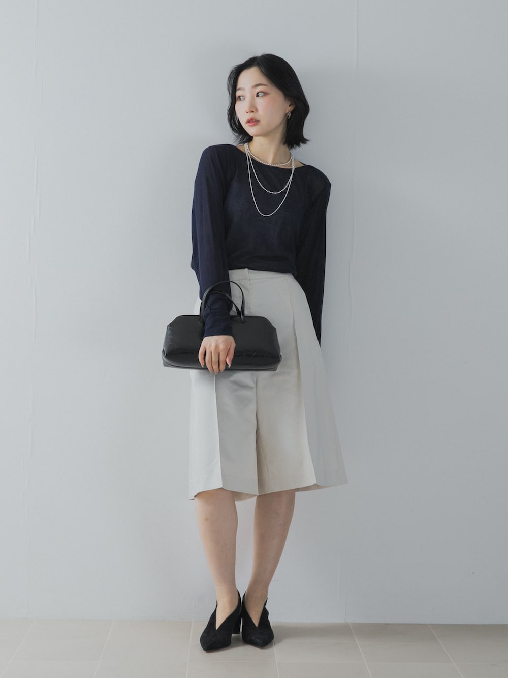 ホワイト系のその他パンツ、ブルー系のTシャツ/カットソー、ブラック系のその他シューズを着用したレディースの夏コーディネートの2枚目の写真