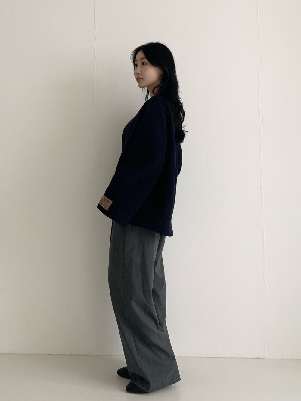 ブルー系のその他アウター、グレー系のその他パンツを着用したレディースの秋コーディネートの3枚目の写真