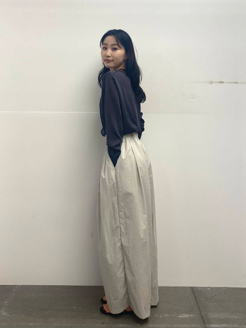 ブラック系のサンダル、グレー系のその他パンツ、グレー系のカーディガン/ボレロを着用したレディースの夏コーディネートの4枚目の写真