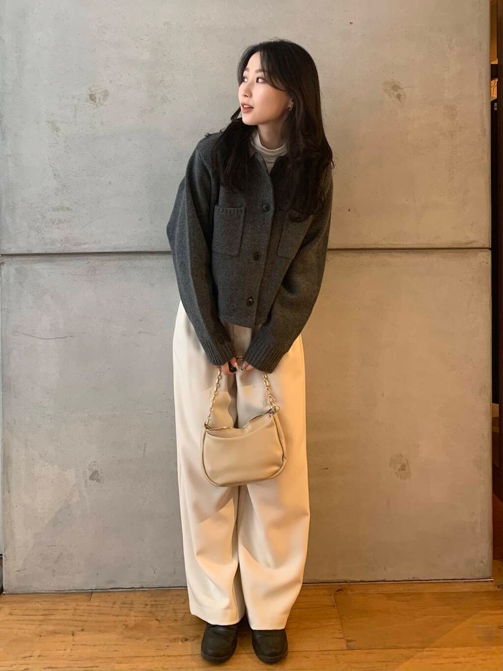 ホワイト系のTシャツ/カットソー、ホワイト系のその他パンツ、ベージュ系のショルダーバッグを着用したレディースの秋コーディネートの3枚目の写真