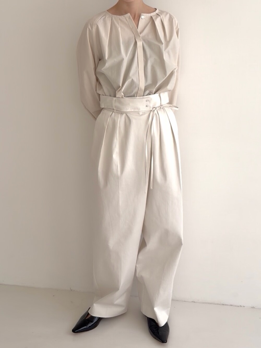 イエロー系のシャツ/ブラウス、ホワイト系のその他パンツを着用したレディースの春コーディネートの3枚目の写真