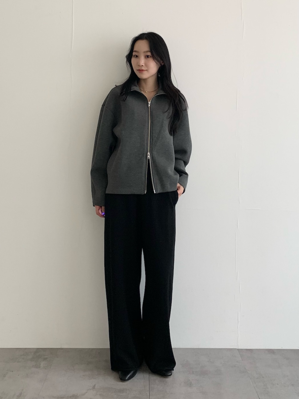 グレー系のその他アウター、ブラック系のその他パンツ、ブラック系のその他シューズを着用したレディースの秋コーディネートの2枚目の写真