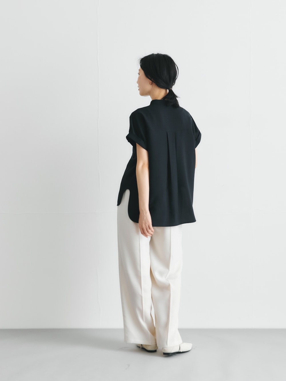 ベージュ系のその他パンツ、ベージュ系のその他シューズ、ブルー系のシャツ/ブラウスを着用したレディースの夏コーディネートの2枚目の写真