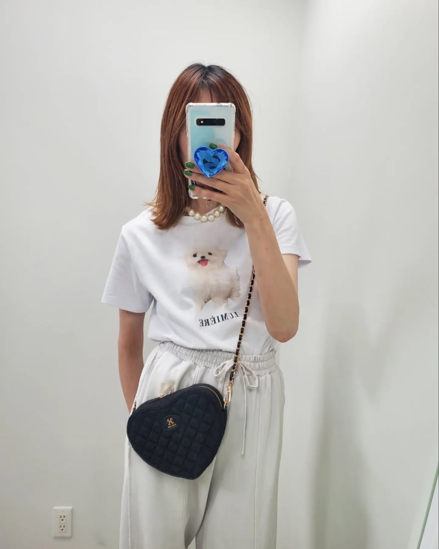 「春夏コーデ、夏コーデ、休日スタイル、Tシャツ、Tシャツコーデ、スウェットパンツ、カジュアルコーデ、大人カジュアル、ワンマイルウェア、ナイスクラップ、nice claup、one after another NICE CLAUP」｜「one after another NICE CLAUPのアソートTee（Tシャツ/カットソー、ブルー系）」を使った、nagashimaさん（レディース・160cm）の春コーディネートの2枚目の写真