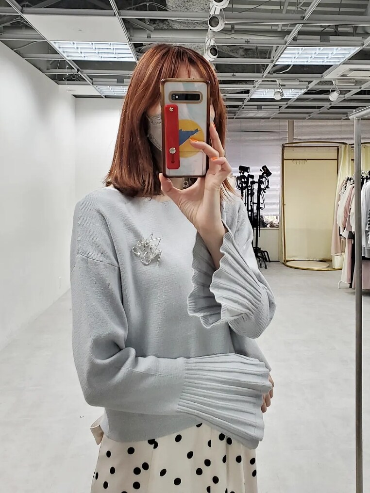 「ベルスリーブ、ニットコーデ、春ニット、ドットスカート、ロングスカート、ニット、春色、シンプルコーデ、淡色コーデ、大人かわいい、大人可愛い、ナイスクラップ、nice claup、one after another NICE CLAUP」｜「one after another NICE CLAUPのブローチセットベルスリーブニット　2023SS（ニット/セーター、グレー系）」を使った、nagashimaさん（レディース・160cm）の冬コーディネートの2枚目の写真