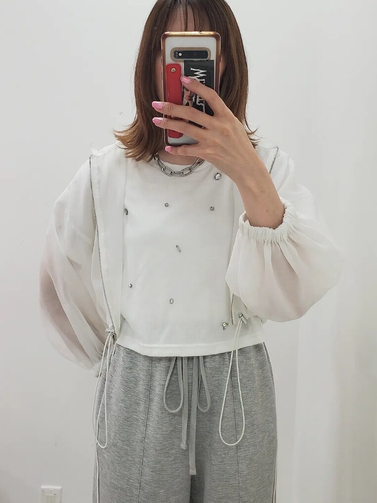 「モノトーン、夏コーデ、休日スタイル、淡色コーデ、トラックパンツ、マウンテンパーカー、Tシャツコーデ、スウェットパンツ、ラインパンツ、大人可愛い、大人かわいい、大人カジュアル、ナイスクラップ、nice claup、one after another NICE CLAUP」｜「one after another NICE CLAUPのビジューTEE（Tシャツ/カットソー、ホワイト系）」を使った、nagashimaさん（レディース・160cm）の夏コーディネートの2枚目の写真