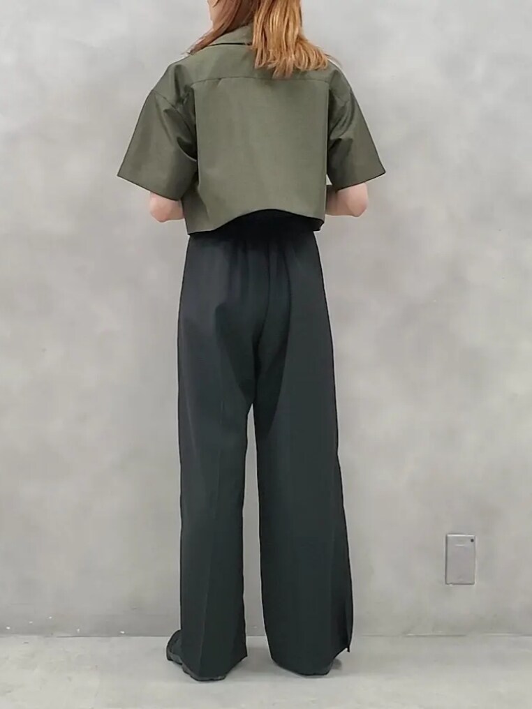 「シンプルコーデ、ロゴT、大人カジュアル、夏コーデ、ジャケットスタイル、ジャケットコーデ、秋カラー、Tシャツコーデ、エアリフト、ナイスクラップ、one after another NICE CLAUP」|「one after another NICE CLAUPのアウトポケットショートジャケット(ミリタリージャケット、グリーン系)」を使った、nagashimaさん(レディース・160cm)の夏コーディネートの3枚目の写真