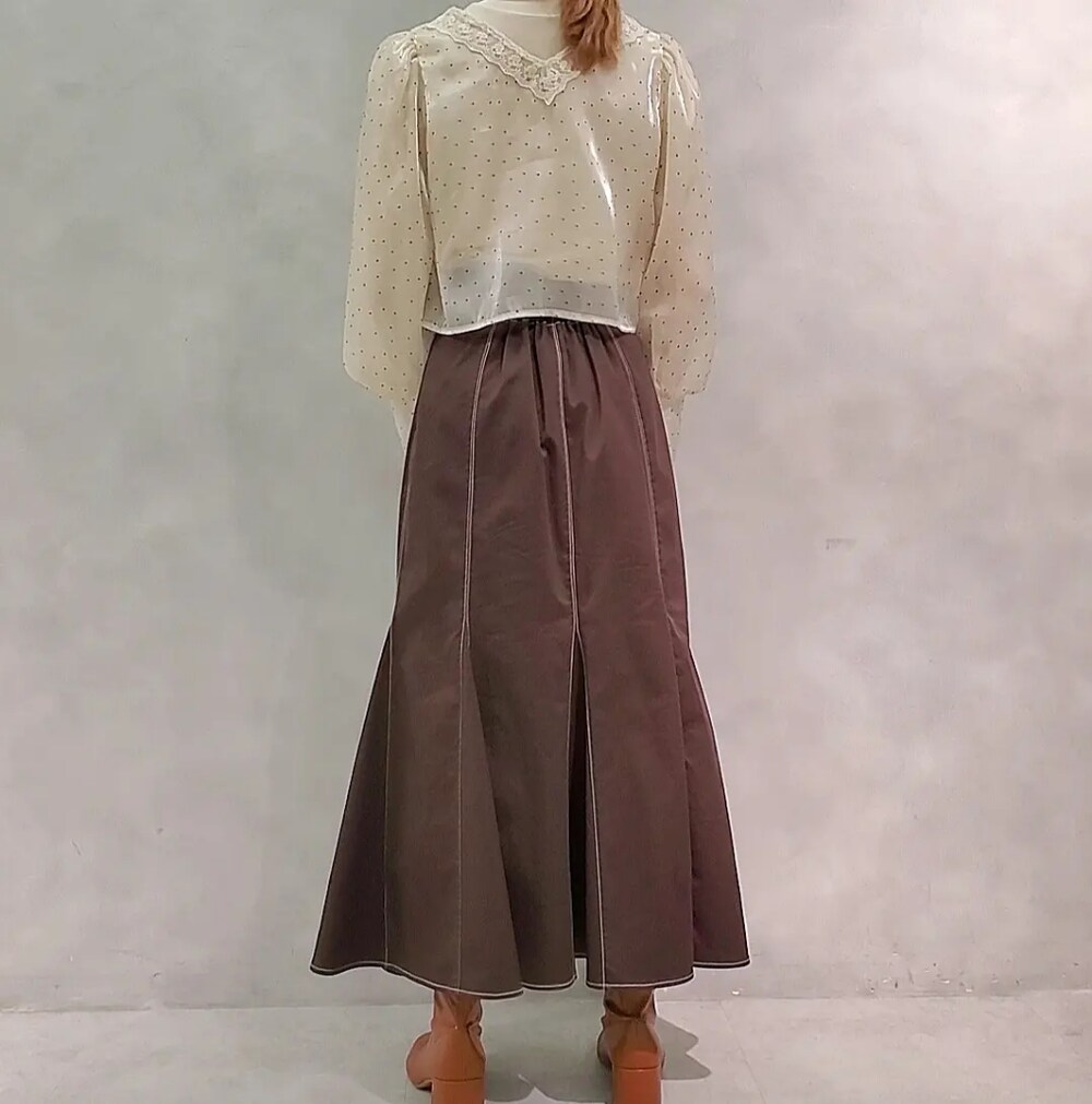 「マーメイドスカート、秋服準備はじめました、ブラウン、休日スタイル、ショート丈トップス、ブーツ、ナイスクラップ、nice claup、one after another NICE CLAUP」｜「one after another NICE CLAUPのハイネックインナーセット刺しゅうブラウス（シャツ/ブラウス、ホワイト系）」を使った、nagashimaさん（レディース・160cm）の夏コーディネートの3枚目の写真