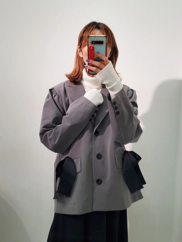 「タートルネック、大人かわいい、大人可愛い、ジャケットコーデ、ハイネック、モノトーンコーデ、アウターコーデ、春コーデ、ナイスクラップ、nice claup、one after another NICE CLAUP」｜「one after another NICE CLAUPの【リボンコレクション】リボンジャケット　2023SS（テーラードジャケット、グレー系）」を使った、nagashimaさん（レディース・160cm）の冬コーディネートの2枚目の写真