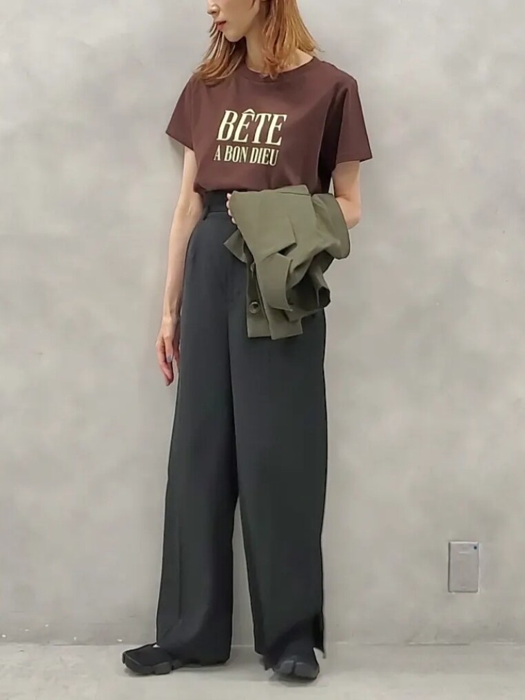 「シンプルコーデ、ロゴT、大人カジュアル、夏コーデ、ジャケットスタイル、ジャケットコーデ、秋カラー、Tシャツコーデ、エアリフト、ナイスクラップ、one after another NICE CLAUP」|「one after another NICE CLAUPのアウトポケットショートジャケット(ミリタリージャケット、グリーン系)」を使った、nagashimaさん(レディース・160cm)の夏コーディネートの4枚目の写真