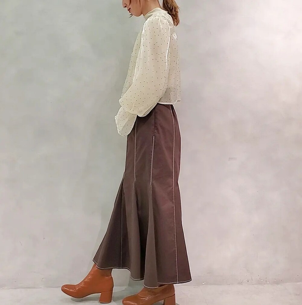 「マーメイドスカート、秋服準備はじめました、ブラウン、休日スタイル、ショート丈トップス、ブーツ、ナイスクラップ、nice claup、one after another NICE CLAUP」｜「one after another NICE CLAUPのハイネックインナーセット刺しゅうブラウス（シャツ/ブラウス、ホワイト系）」を使った、nagashimaさん（レディース・160cm）の夏コーディネートの2枚目の写真