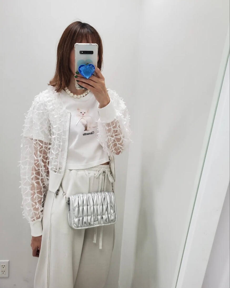 「レイヤードスタイル、ショルダーバッグ、お出かけコーデ、夏コーデ、シア―ブルゾン、Tシャツコーデ、スウェットパンツ、モノトーンコーデ、ナイスクラップ、nice claup、one after another NICE CLAUP」|「one after another NICE CLAUPの3Dレースシアーブルゾン(ブルゾン、ホワイト系)」を使った、nagashimaさん(レディース・160cm)の夏コーディネートの2枚目の写真