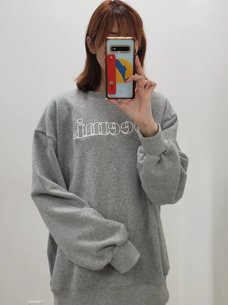 「冬コーデ、休日スタイル、ロゴスウェット、ファーコート、アウターコーデ、ショートコート、スウェットコーデ、タイトスカート、大人カジュアル、ナイスクラップ、one after another NICE CLAUP、seemi.byNICE CLAUP」｜「Seemi. byNICECLAUPの【Seemi】Seemiオーバーサイズスウェット（スウェット、グレー系）」を使った、nagashimaさん（レディース・160cm）の冬コーディネートの3枚目の写真