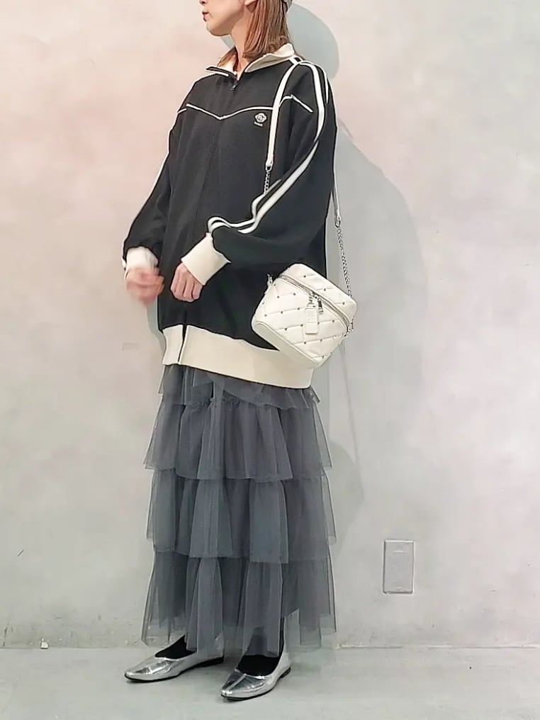 「キャップ、休日スタイル、お出かけコーデ、ロングスカート、ショルダーバッグ、トラックジャケット、ジャージ、モノトーンコーデ、ナイスクラップ、nice claup、one after another NICE CLAUP、seemi.byNICE CLAUP」｜「Seemi. byNICECLAUPの【Seemi.】ライン入りダブルジップアップトップス（ジャージ、ブラック系）」を使った、nagashimaさん（レディース・160cm）の冬コーディネートの2枚目の写真