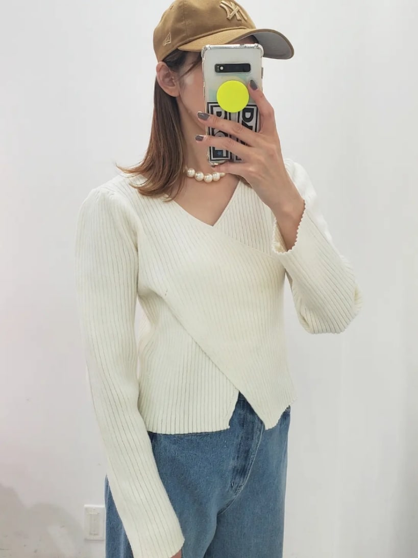 「キャップ、休日スタイル、ニューエラ、NEW ERA、カッティングデニム、デニムコーデ、冬コーデ、バレエシューズ、大人カジュアル、ナイスクラップ、nice claup、one after another NICE CLAUP」｜「one after another NICE CLAUPの【再予約】カシュクールリブニット（ニット/セーター、ホワイト系）」を使った、nagashimaさん（レディース・160cm）の冬コーディネートの2枚目の写真