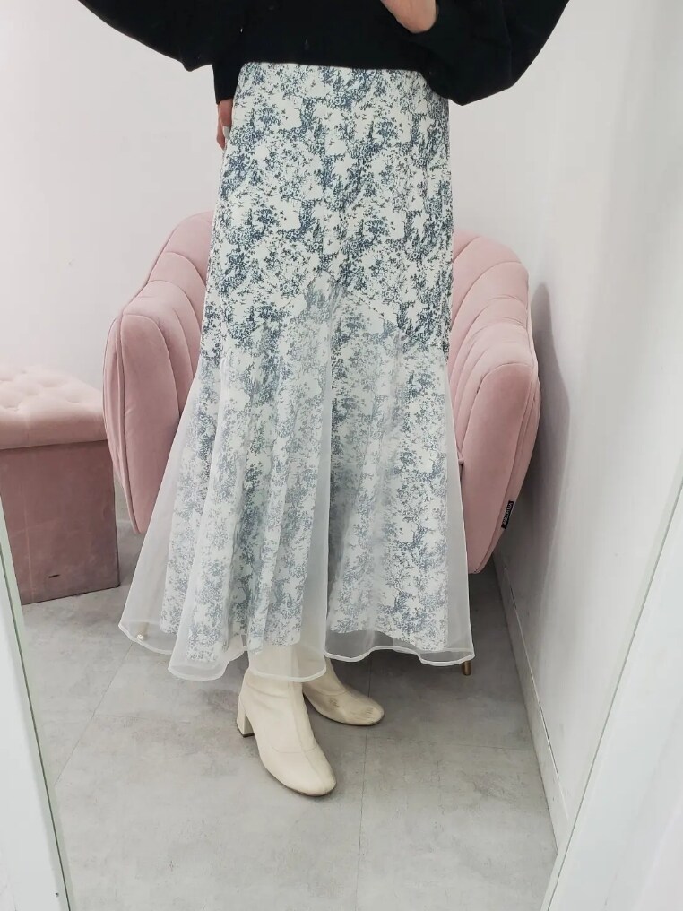 「シンプルコーデ、マーメイドスカート、肌見せ、春コーデ、春ニット、ナイスクラップ、nice claup、one after another NICE CLAUP、大人かわいい、大人可愛い」｜「one after another NICE CLAUPの前後2way/あざとモテトップス（ニット/セーター、ブラック系）」を使った、nagashimaさん（レディース・160cm）の春コーディネートの2枚目の写真