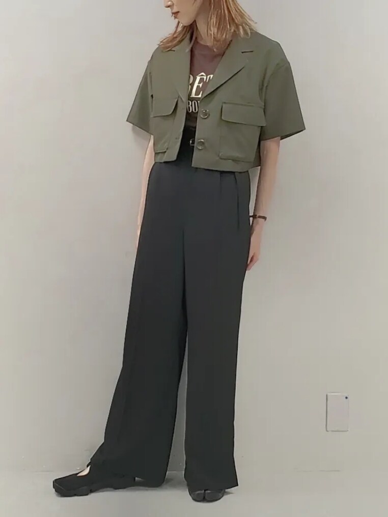 「シンプルコーデ、ロゴT、大人カジュアル、夏コーデ、ジャケットスタイル、ジャケットコーデ、秋カラー、Tシャツコーデ、エアリフト、ナイスクラップ、one after another NICE CLAUP」|「one after another NICE CLAUPのアウトポケットショートジャケット(ミリタリージャケット、グリーン系)」を使った、nagashimaさん(レディース・160cm)の夏コーディネートの2枚目の写真