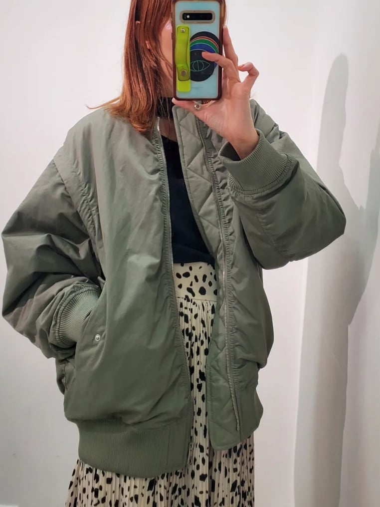 「MA-1、ジャケット、ジャケットコーデ、ビッグシルエット、アウターコーデ、秋コーデ、休日スタイル、ダルメシアン柄、ダルメシアン柄スカート、大人カジュアル、秋服準備はじめました、ブーツ、ナイスクラップ、nice claup、one after another NICE CLAUP」|「one after another NICE CLAUPの前後着用可能 刺しゅうハイネックトップス(Tシャツ/カットソー、ブラック系)」を使った、nagashimaさん(レディース・160cm)の秋コーディネートの2枚目の写真