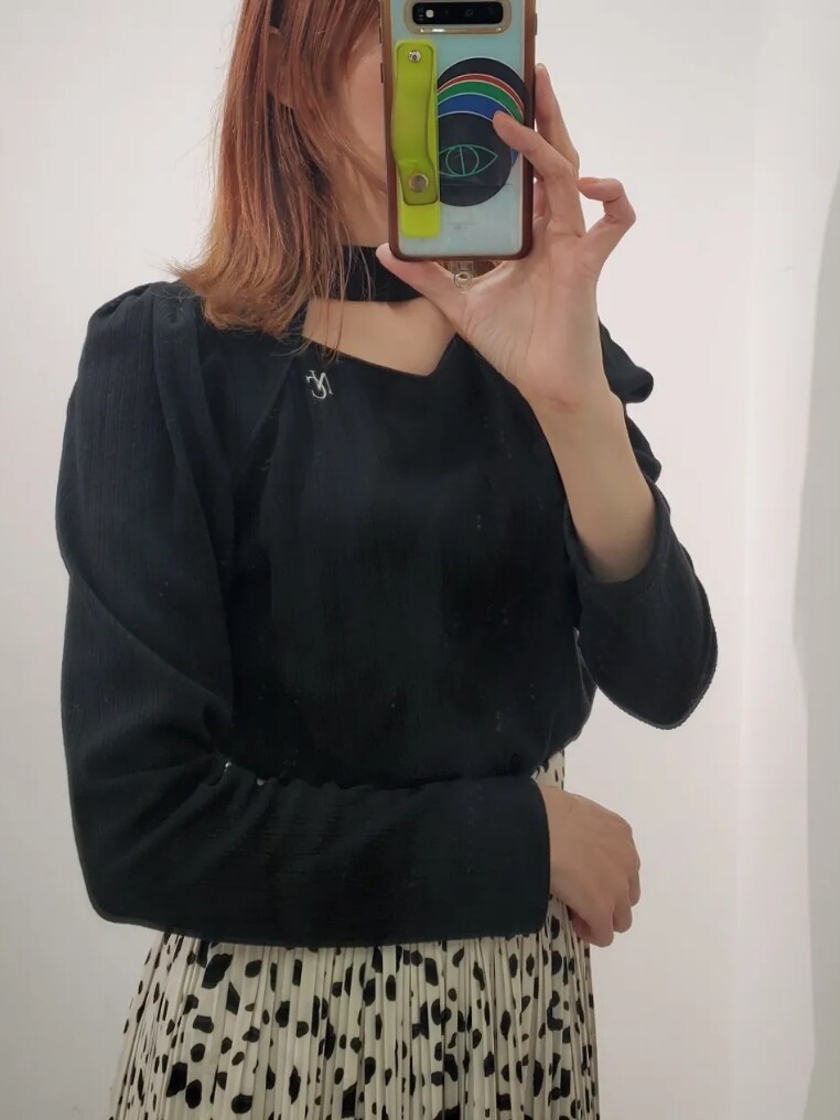 「MA-1、ジャケット、ジャケットコーデ、ビッグシルエット、アウターコーデ、秋コーデ、休日スタイル、ダルメシアン柄、ダルメシアン柄スカート、大人カジュアル、秋服準備はじめました、ブーツ、ナイスクラップ、nice claup、one after another NICE CLAUP」|「one after another NICE CLAUPの前後着用可能 刺しゅうハイネックトップス(Tシャツ/カットソー、ブラック系)」を使った、nagashimaさん(レディース・160cm)の秋コーディネートの3枚目の写真