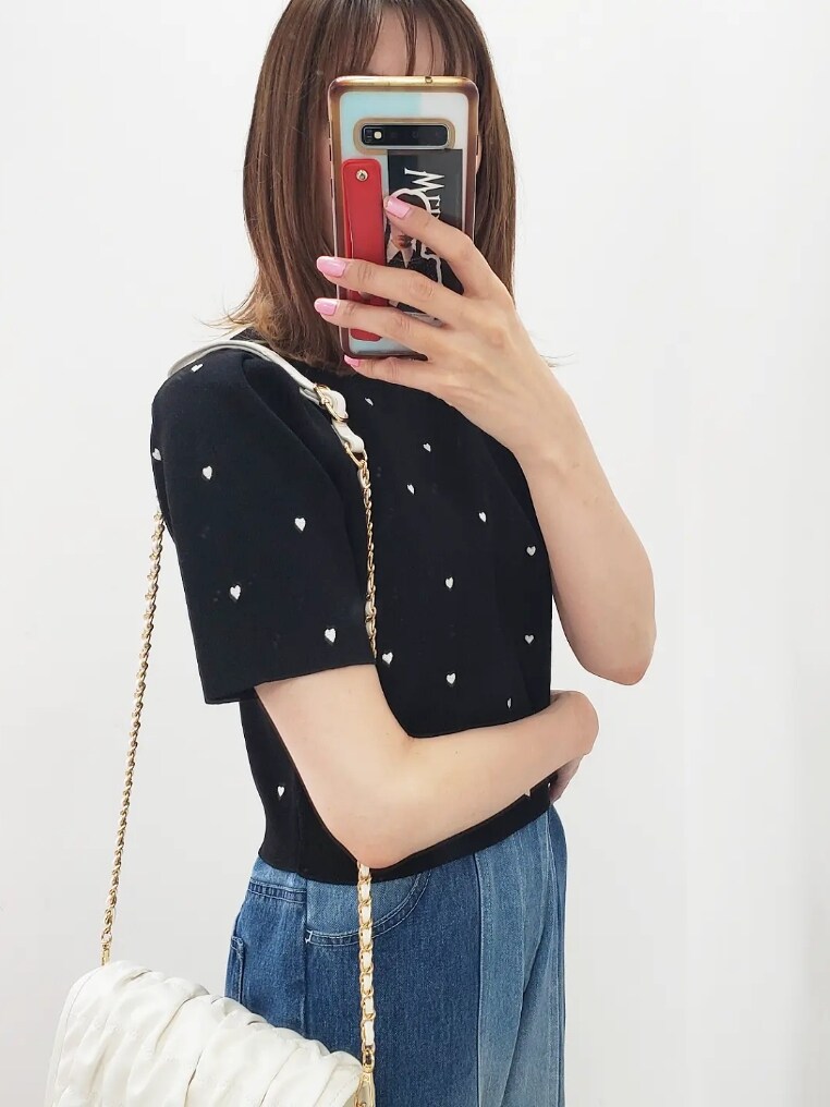 「ショルダーバッグ、夏コーデ、休日スタイル、デニム、サマーニット、デニムコーデ、大人カジュアル、大人かわいい、大人可愛い、ナイスクラップ、nice claup、one after another NICE CLAUP」｜「one after another NICE CLAUPのハート刺繍パフスリーブニット（ニット/セーター、ブラック系）」を使った、nagashimaさん（レディース・160cm）の夏コーディネートの2枚目の写真