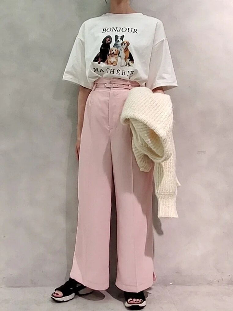 「白Tシャツ、ビッグシルエット、大人カジュアル、ハイウエスト、秋コーデ、カラーコーデ、シンプルコーデ、カーディガンコーデ、tシャツコーデ、ピンクパンツ、カラーパンツ、ポンプフューリーサンダル、ナイスクラップ、nice claup、one after another NICE CLAUP」｜「one after another NICE CLAUPの着回し万能淡色クロップドカーディガン（カーディガン/ボレロ、ホワイト系）」を使った、nagashimaさん（レディース・160cm）の夏コーディネートの3枚目の写真